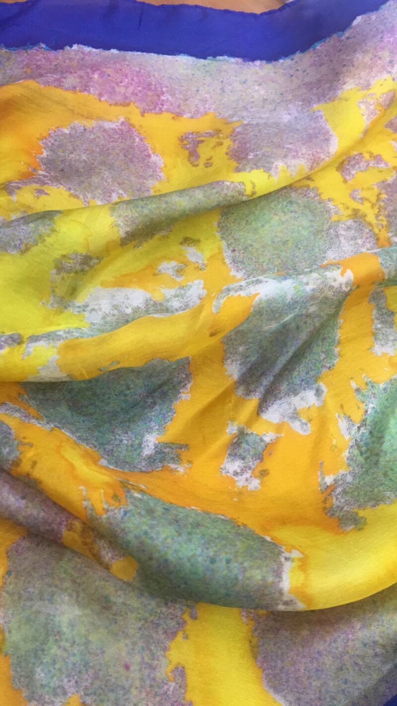 Lenço Microponto com fundo amarelo e barrado azul 70cm - Image 4