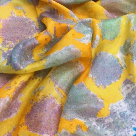 Lenço Microponto com fundo amarelo e barrado azul 70cm